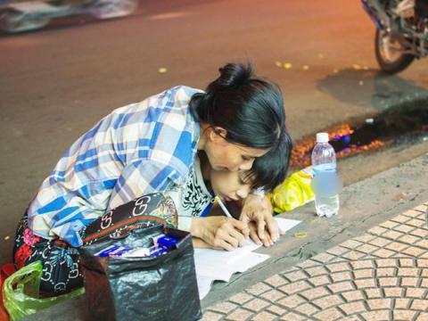 me day con hoc bai ngay tai via he, dan mang ngo ngang roi xuc dong vi chi tiet nay - 4