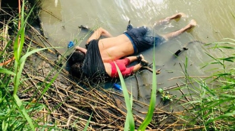 Hình ảnh thi thể 2 cha con chết gục bên bờ sông.