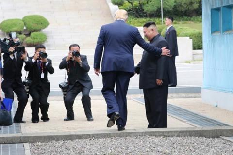 Hé lộ chuyện cấp tập tổ chức cuộc gặp 'ngẫu hứng' Trump - Kim