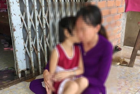 Bé gái 6 tuổi nghi bị ông ngoại nuôi dâm ô: Tiết lộ đau đớn của người mẹ - 1