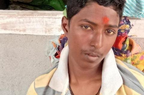 dang quan vai liem thi thay con trai roi nuoc mat, me phat hien su that dang so - 1