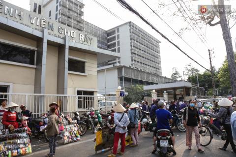 Bệnh nhân tử vong sau 4 tiếng nằm chờ cấp cứu, BV Chợ Rẫy nói do bác sĩ thiếu kinh nghiệm - 1