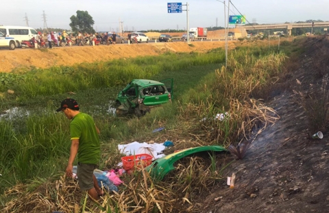 Cảnh tàu hỏa hất văng taxi Mai Linh khiến 2 người tử vong