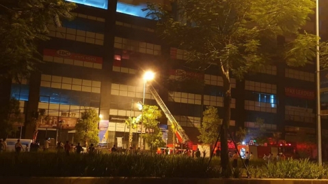 Hà Nội: Cháy chung cư, nhiều hộ dân bỏ chạy xuống đường lúc nửa đêm - Ảnh 1.