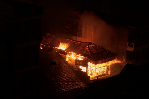 Cháy lớn gần trung tâm y tế thị trấn Sapa, nhiều du khách và người dân hoảng sợ bỏ chạy