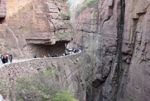 Đường hầm cheo leo ngoằn nghoèo nhất Trung Quốc - 1
