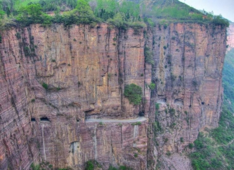 Đường hầm cheo leo ngoằn nghoèo nhất Trung Quốc - 2