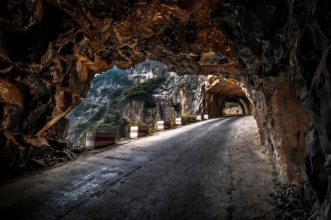 Đường hầm cheo leo ngoằn nghoèo nhất Trung Quốc - 3
