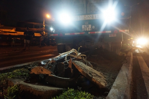 Xe container tông cả gia đình đi ăn cưới về, bé 4 tuổi tử vong ở Đà Nẵng