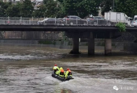Cảnh sát đang tìm kiếm thi thể của đứa trẻ bị bố ném xuống sông.