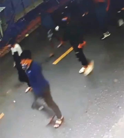Nổ súng, ném bình gas truy sát người trong tiệm cầm đồ ở Tiền Giang