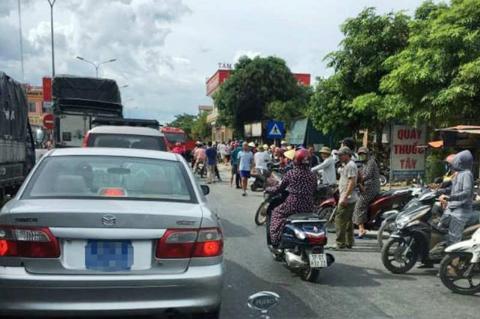 Cháy nhà 2 tầng ở Nghệ An, khói tràn đen kịt trên QL1A