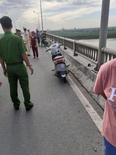 Chiếc xe máy màu trắng cô gái để lại ở hiện trường.