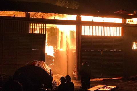 Kho gỗ Lào tiền tỉ ở Hà Tĩnh cháy ngùn ngụt, bà chủ nhập viện - 1