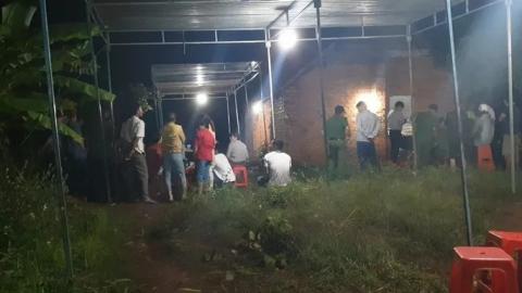 Giết con trai giữa nhà rồi lên giường ngủ Giết con trai giữa nhà rồi lên giường ngủ