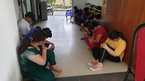 Lực lượng chức năng vừa triệt phá sới bạc bằng hình thức đá gà trực tuyến ở Sài Gòn, có nhiều “quý bà” tham gia. (Ảnh: PLO).