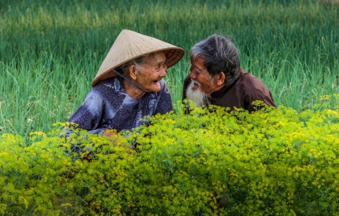 Bức ảnh cụ ông cụ bà Việt nhìn nhau cười hạnh phúc được lên báo nước ngoài, lọt khoảnh khắc tình yêu đẹp nhất-1