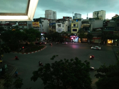 Giữa ban ngày mà Hà Nội bỗng tối đen như mực, người dân phải bật đèn di chuyển trên đường - 1