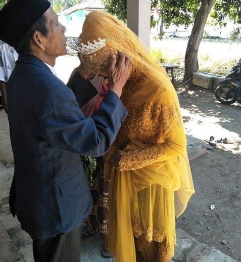 27yo-woman-marries-83yo-grandfather-after-she-fell-in-love-at-first-sight-with-him-world-of-buzz