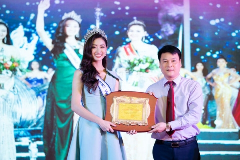 Thùy Linh nhận bằng khen của tỉnh Cao Bằng vì thành tích ấn tượng tại cuộc thi Miss World Vietnam 2019.