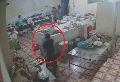 Camera ghi lai nu phu bep nghi bi tat axit vao mat