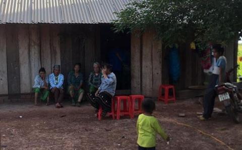 Be gai 3 tuoi chet duoi duoi muong nuoc truoc nha hinh anh 1