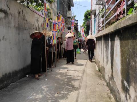 Con hẻm vốn yên bình nay trở nên tang thương.