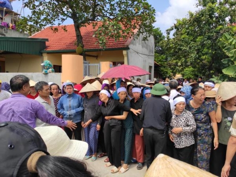 Người dân và người thân bật khóc trong đám tang vợ chồng ông Hải