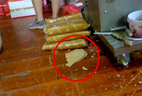 Phóng sự phơi bày điều kiện vệ sinh kinh hoàng tại các nhà máy sản xuất bánh Trung thu ở Trung Quốc