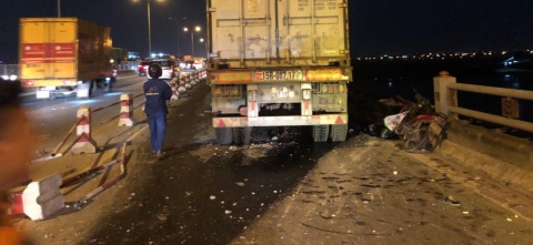 Xe container đâm hàng loạt xe trên cầu Thanh Trì, người đi xe máy văng xuống sông - 1