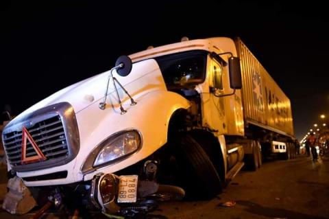 Cận cảnh hiện trường vụ container tông người đi xe máy văng khỏi cầu Thanh Trì - 4