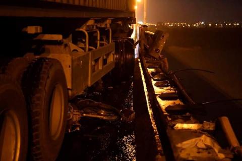 Cận cảnh hiện trường vụ container tông người đi xe máy văng khỏi cầu Thanh Trì - 3