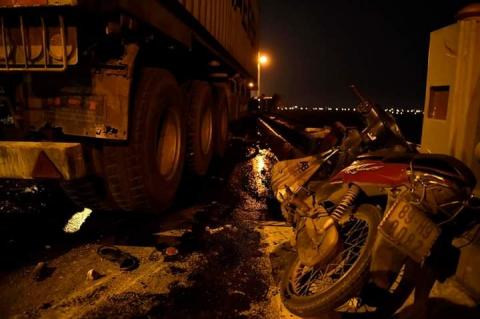 Cận cảnh hiện trường vụ container tông người đi xe máy văng khỏi cầu Thanh Trì - 2