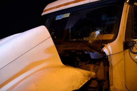 Cận cảnh hiện trường vụ container tông người đi xe máy văng khỏi cầu Thanh Trì - 5