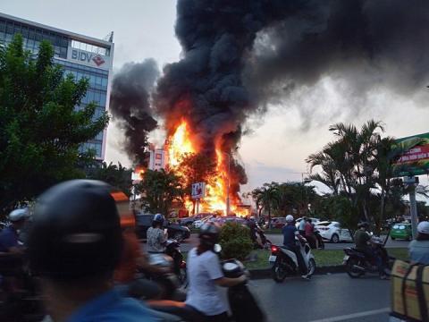 Siêu thị điện máy chìm trong 