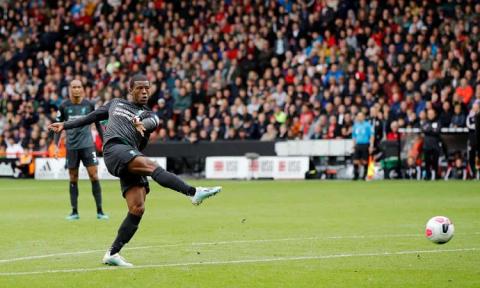 Thắng may mắn đội mới lên hạng, Liverpool vững vàng trên đỉnh với điểm số tuyệt đối - 1