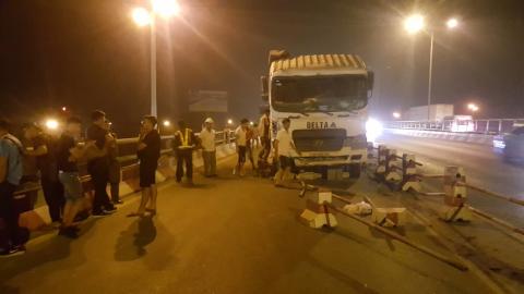 Xe bồn ủi tung dải phân cách, húc xe máy đổ la liệt trên cầu Thanh Trì