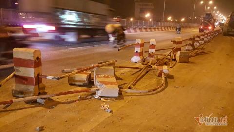 Xe bồn ủi tung dải phân cách, húc xe máy đổ la liệt trên cầu Thanh Trì