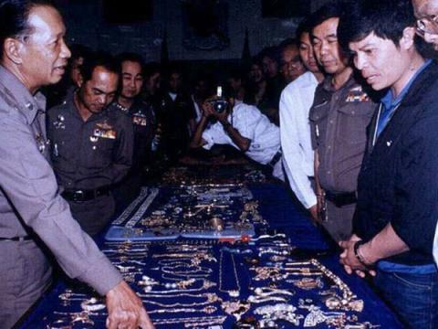 Bí mật vụ án kim cương xanh bị đánh cắp Bí mật vụ án kim cương xanh bị đánh cắp