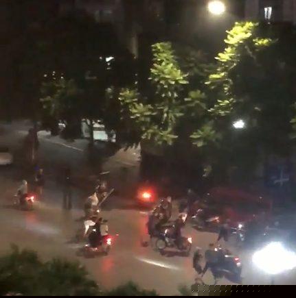Hàng chục thanh niên cầm hung khí truy đuổi nhau trên đường Trần Khát Chân, Hà Nội. Ảnh: Cắt từ Clip