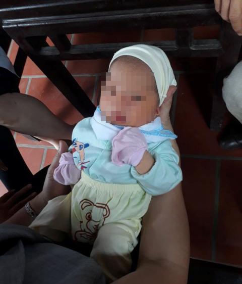 Bé trai bị bỏ rơi ở sân chùa cùng tờ giấy nhờ người cưu mang - 1