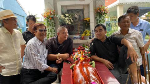 Quyền Linh nói một câu ngậm ngùi trước mộ Lê Công Tuấn Anh và 3 tình bạn đẹp nhất showbiz - Ảnh 1. Quyền Linh nói một câu ngậm ngùi trước mộ Lê Công Tuấn Anh và 3 tình bạn đẹp nhất showbiz - Ảnh 1.