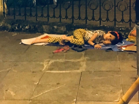 Xót xa hình ảnh bé gái từng gây bão MXH nằm ngủ trên vỉa hè trong đêm vui chiến thắng của ĐT Việt Nam - 1