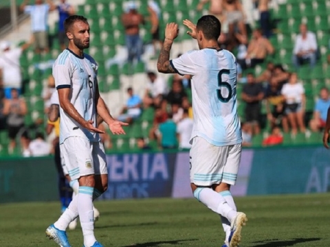 Vắng Messi, Argentina vẫn 'đánh tennis' với Ecuador - 1