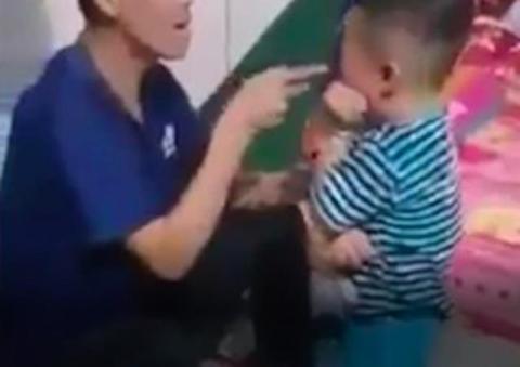 Công an điều tra vụ cộng đồng mạng 'dạy dỗ' ông bố bạo hành con trai Công an điều tra vụ cộng đồng mạng 'dạy dỗ' ông bố bạo hành con trai