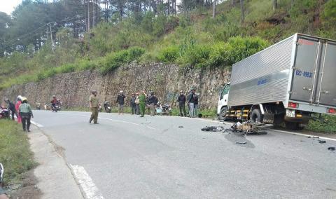 lam dong: xe may phong toc do cao doi dau o to, 2 hoc sinh tu vong hinh anh 1
