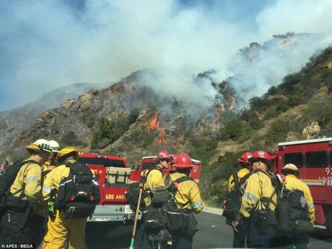 Cháy khu nhà giàu Los Angeles, đe dọa hàng trăm biệt thự triệu đô - 1