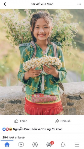 Sau cô gái bán lê, dân mạng tiếp tục phát sốt trước em bé bán hoa mang vẻ đẹp lạ ở Hà Giang-2
