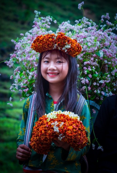Sau cô gái bán lê, dân mạng tiếp tục phát sốt trước em bé bán hoa mang vẻ đẹp lạ ở Hà Giang-3
