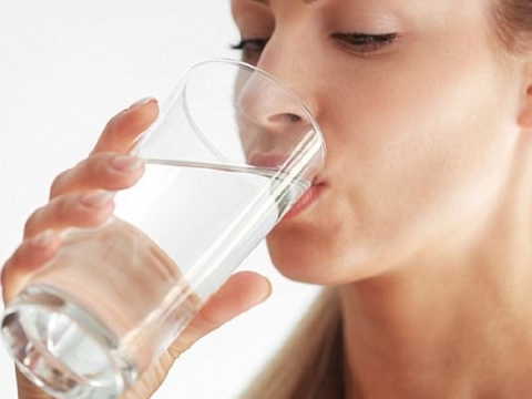 Uống nước kiểu này hại sức khỏe vô cùng, dừng ngay kẻo 